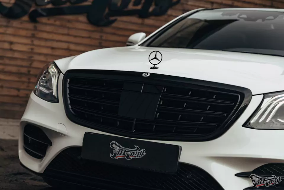 Выполнили полный антихром для Mercedes W222, произвели комплекс детейлинг-услуг и фирменный Шиномонтаж на вибростенде на стендах Hunter